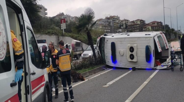 Bursa’da karşı şeride geçerek otomobile çarpan ambulanstaki 4 kişi yaralandı haberi