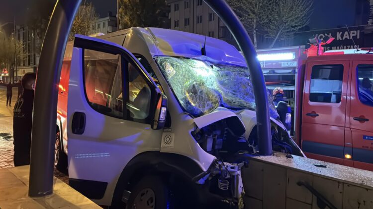 Bursa’da kaza yapan servis minibüsünde sıkışan sürücü ekiplerce çıkarıldı haberi