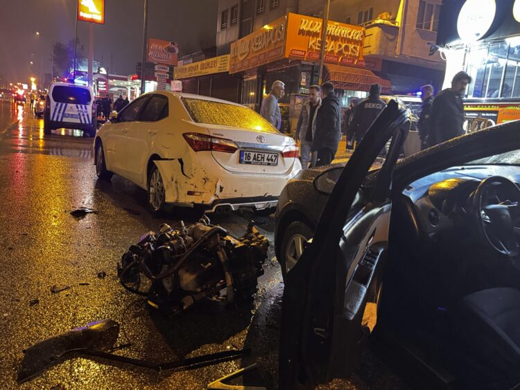 Bursa’da kazaya müdahale eden polis kamyonetin çarpması sonucu yaralandı haberi