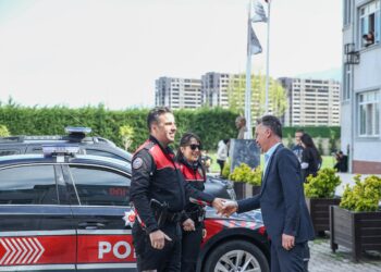 Bursa’da lise öğrencileri asılsız ihbarla çağırdıkları polis memurlarını davulla karşıladı haberi