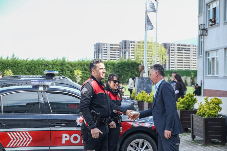 Bursa’da lise öğrencileri asılsız ihbarla çağırdıkları polis memurlarını davulla karşıladı haberi