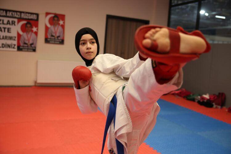 Diyetisyenin yönlendirmesiyle karateye başlayan Dilara, milli formanın peşinde haberi