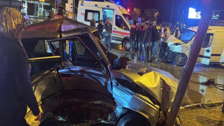 Edirne’de hafif ticari araçla otomobilin çarpıştığı kazada 1 kişi yaralandı haberi