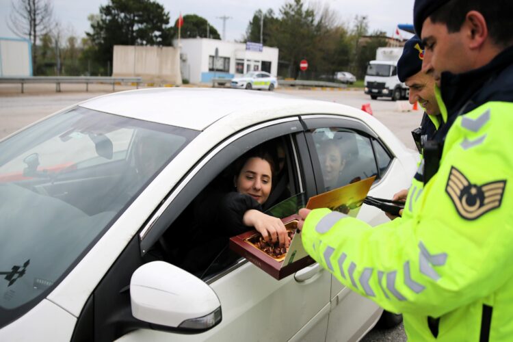 Edirne’de jandarma bayram tatilinde artan trafikte güvenli seyir için denetimlerini sürdürüyor haberi