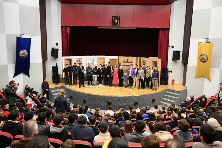 Edirne’de polislerin rol aldığı tiyatro oyunu duygulandırdı haberi