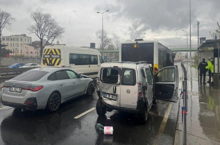Fatih’te zincirleme trafik kazasında 1 kişi yaralandı haberi