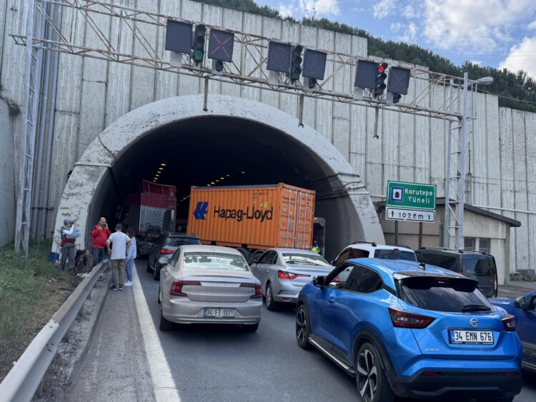 GÜNCELLEME – Anadolu Otoyolu Kocaeli kesimindeki zincirleme kaza ulaşımı aksattı haberi