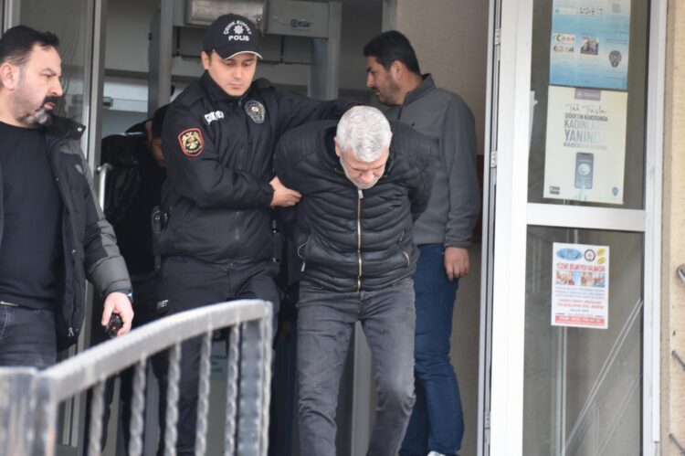 GÜNCELLEME – Sakarya’da komşular arasında çıkan silahlı kavgaya ilişkin 8 şüpheli tutuklandı haberi