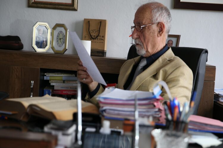 İçinde ukde kalan hukuk tahsilini 74 yaşında tamamlayıp avukatlığa başladı haberi