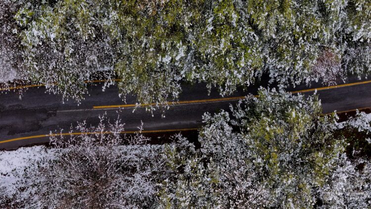 İlkbaharda karla kaplanan Çam Dağı havadan görüntülendi haberi