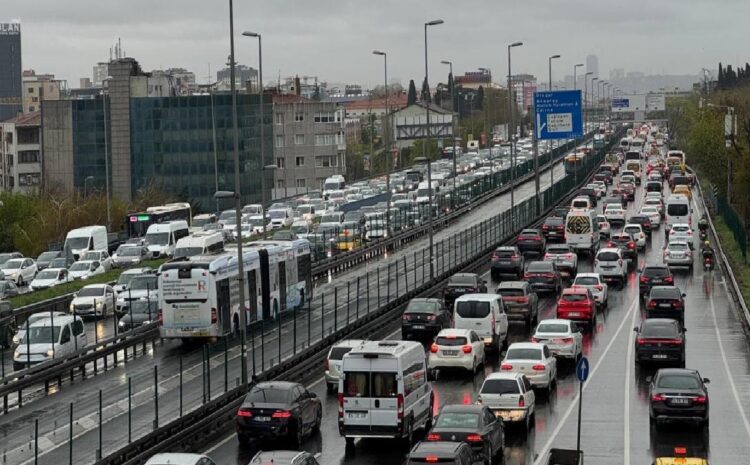 İstanbul’da akşam saatlerinde trafik yoğunluğu yaşanıyor haberi