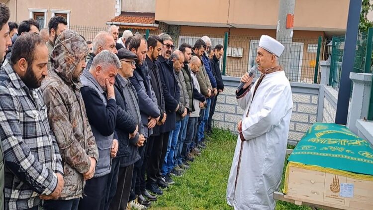 İstanbul’da gişelerde tıra çarpan araçta ölen kişinin cenazesi Sakarya’da defnedildi haberi