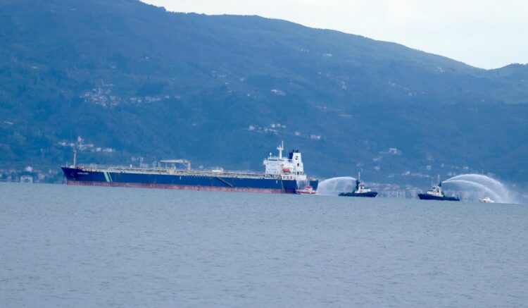 İzmit Körfezi’nde, ham petrol tankerinin makine dairesinde çıkan yangın kontrol altına alındı haberi