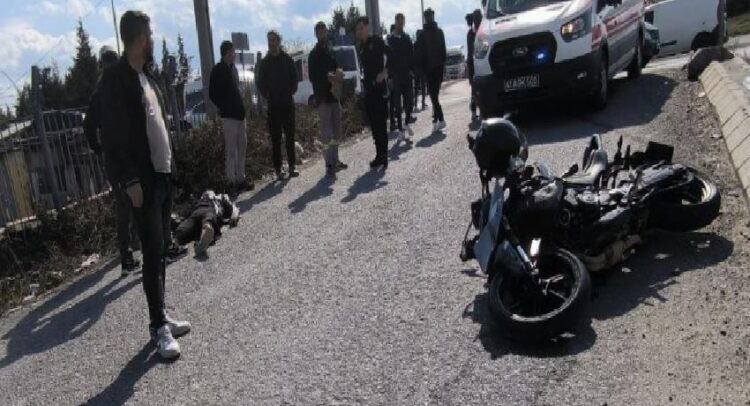Kocaeli’de hafriyat kamyonuyla çarpışan motosikletteki 2 kişi yaralandı haberi