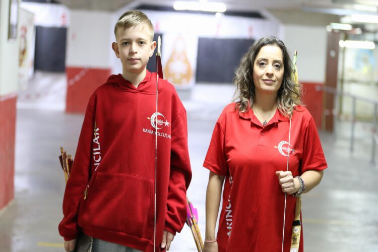 Oğlunun isteğiyle başladığı okçuluk sporunda antrenör oldu haberi