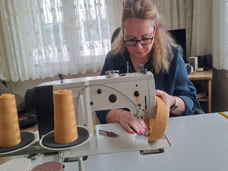 Özel gereksinimli oğlu için evini atölyeye dönüştürdü haberi