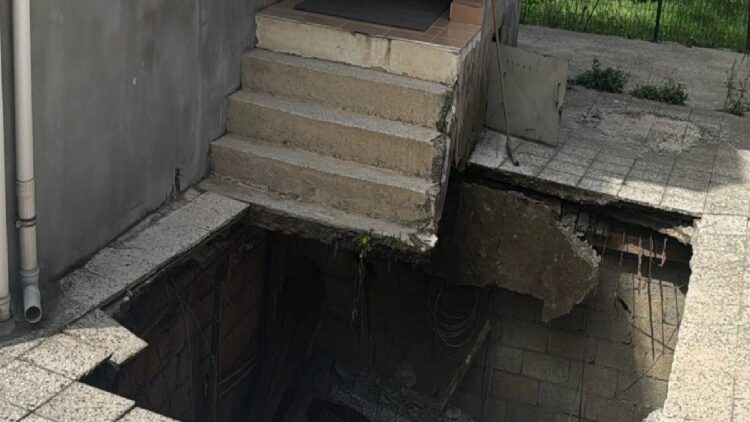 Pendik’te apartmanın girişindeki zemin kısmen çöktü haberi