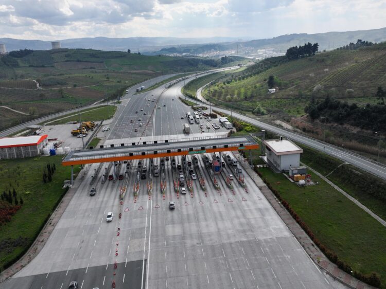 Ramazan Bayramı tatilinin son gününde İstanbul-İzmir Otoyolu’nda dönüş hareketliliği sürüyor haberi