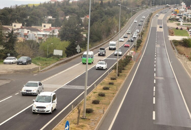 Tekirdağ-İstanbul kara yolunda bayram tatilinin son gününde dönüş yoğunluğu yaşanıyor haberi