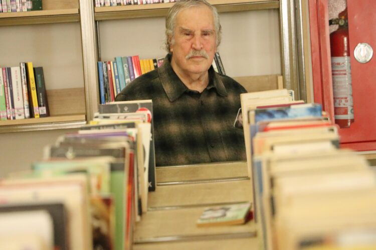 Tekirdağlı Bahattin amca kitap sevgisiyle çevresine örnek oluyor haberi