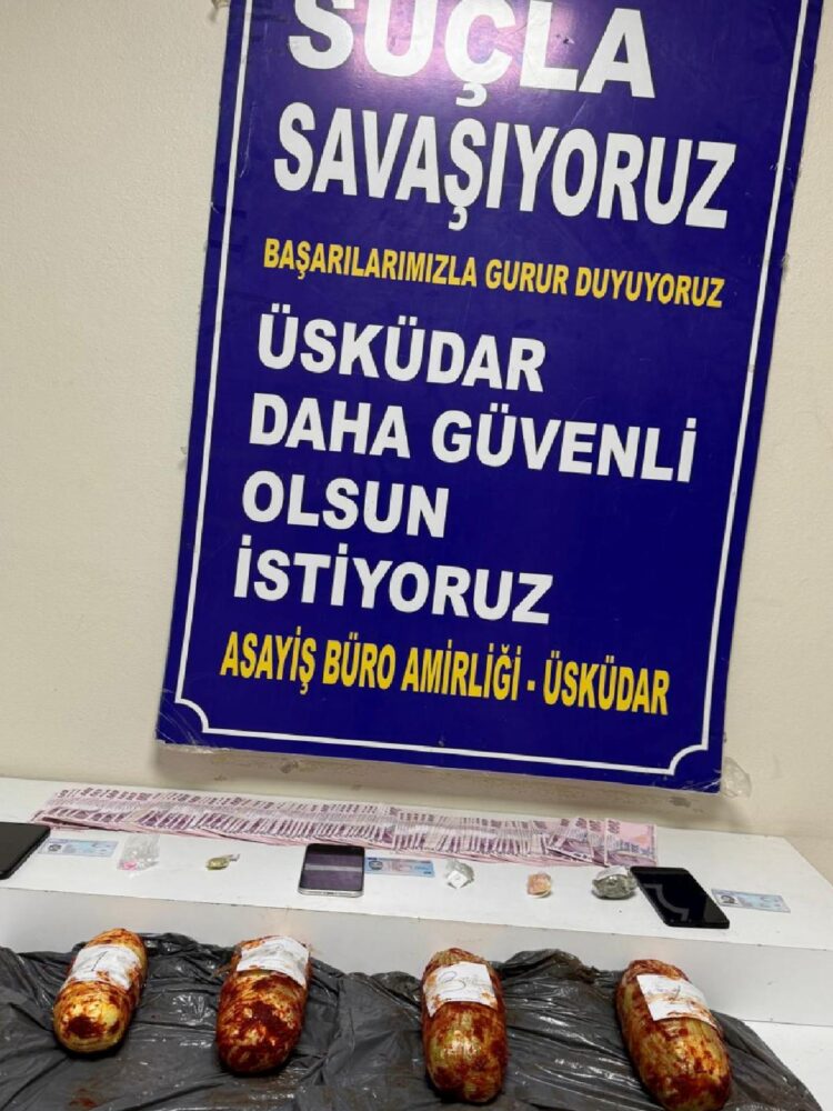 Üsküdar’da uyuşturucu ticareti yaptıkları iddiasıyla yakalanan 3 zanlıdan 1’i tutuklandı haberi