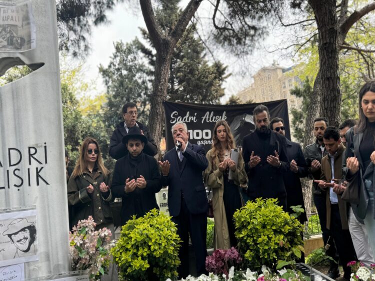 Usta sanatçı Sadri Alışık mezarı başında anıldı haberi