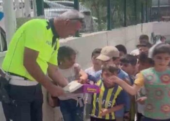 Hatay’da Polis Öğrencilere Çikolata Dağıttı