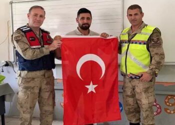 Muş’ta Jandarma Öğrencilere Kışlık Kıyafet ve Hediyeler Dağıttı