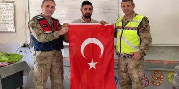 Muş’ta Jandarma Öğrencilere Kışlık Kıyafet ve Hediyeler Dağıttı