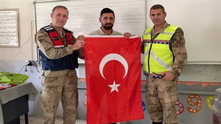 Muş’ta Jandarma Öğrencilere Kışlık Kıyafet ve Hediyeler Dağıttı