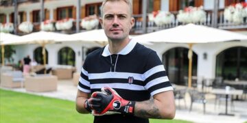 Beşiktaş’ta Kale Değişiyor: Mert Günok Yeniden Eldivenleri Giyecek