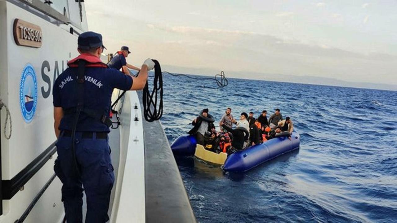 108 göçmen yunanistan tarafından türk sularına İtildi
