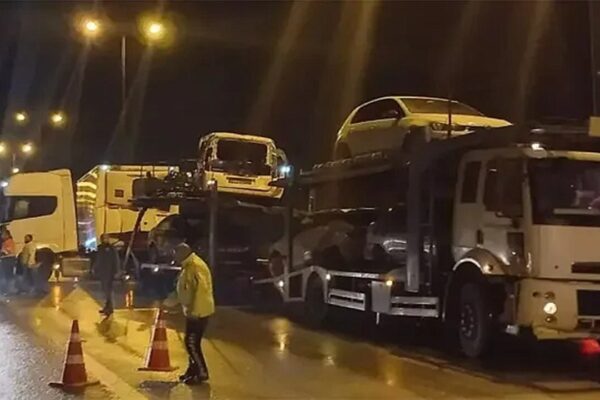 18 Araç Zincirleme Trafik Kazası Yaptı: 4 Yaralı