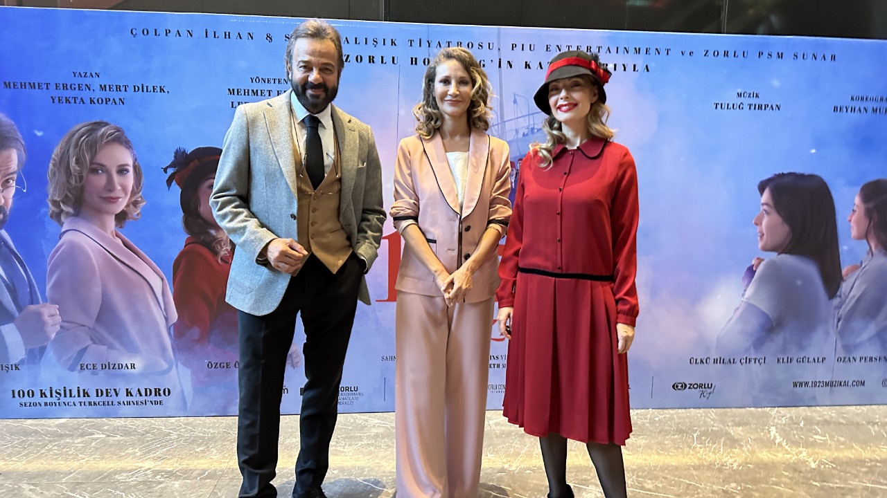 1923 müzikali zorlu psm turkcell sahnesinde sahnede
