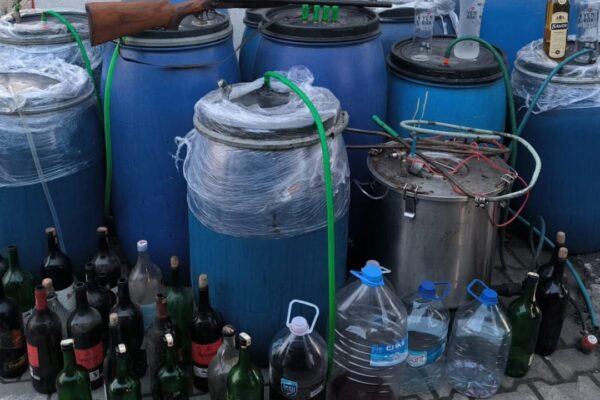 2 Evde 1350 Litre Kaçak İçki Yakalandı