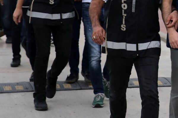 22 Göçmen Taşıyan 2 Aracın Sürücüleri Gözaltına Alındı