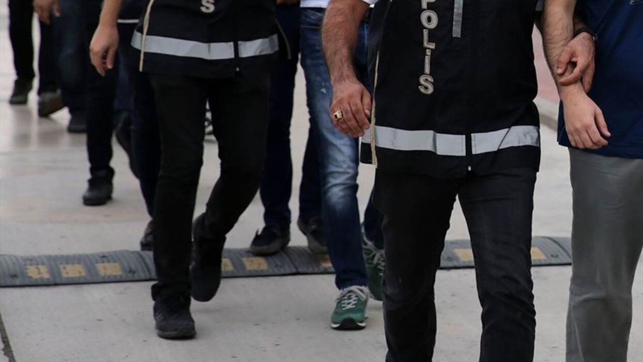 22 göçmen taşıyan 2 aracın sürücüleri gözaltına alındı
