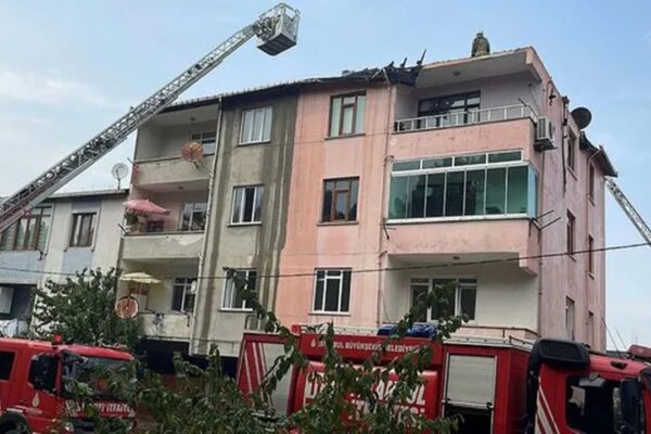 3 Katlı Binanın Çatı Katında Yangın Çıktı