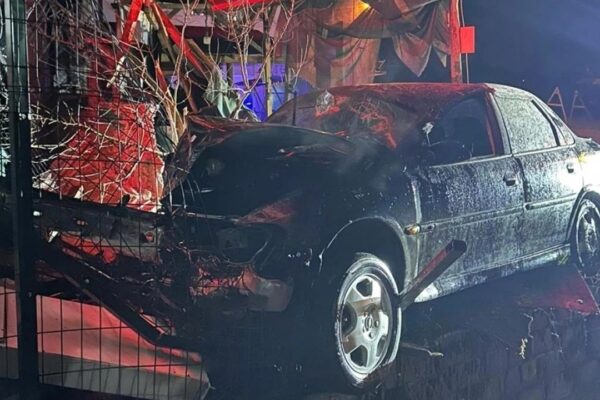 Sakarya’da Akaryakıt İstasyonunun Tabelasına Çarpan Otomobildeki 3 Kişi Yaralandı
