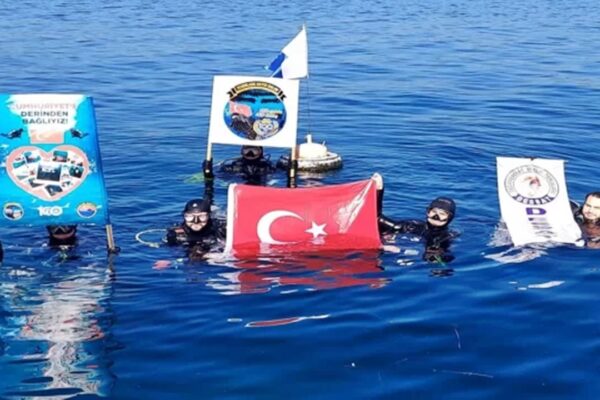 35 Dalgıç Cumhuriyet’in 100. Yılı İçin Dalış Gerçekleştirdi
