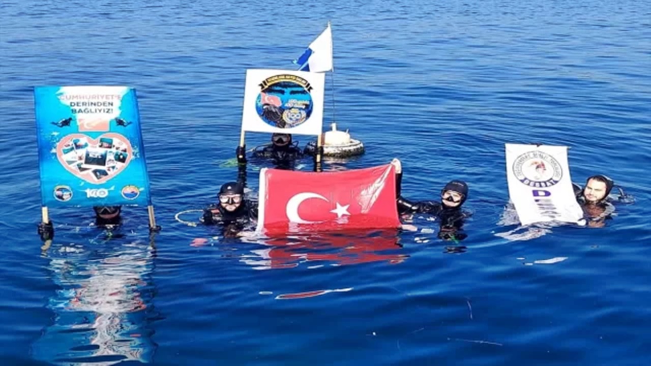 35 dalgıç cumhuriyetin 100 yılı İçin dalış gerçekleştirdi