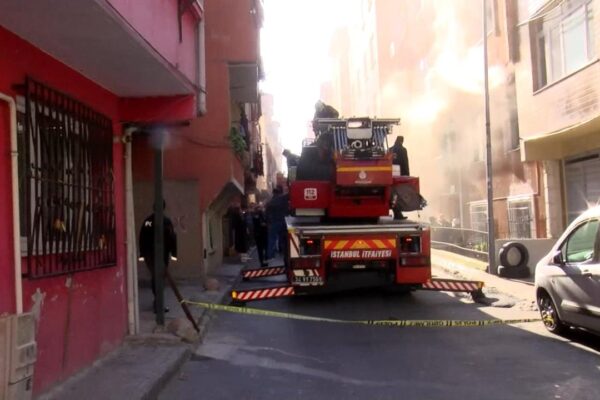 4 Katlı Apartmanda Yangın Çıktı: 3 Kişi Mahsur Kaldı