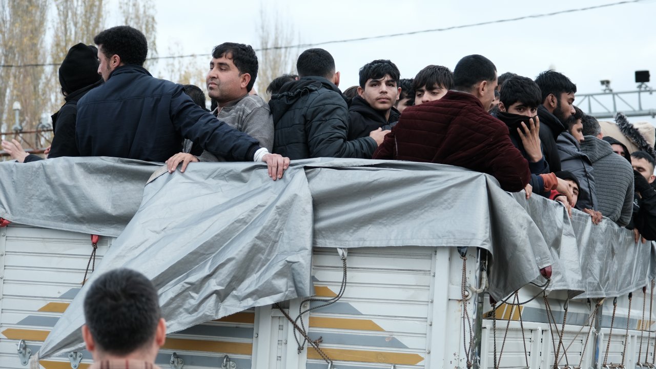62 düzensiz göçmen taşıyan firari kamyon Şoförü yakalandı