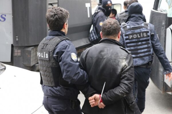 8 Bin 300 Uyuşturucu Hapın Ele Geçirildiği Operasyonda 2 Kişi Tutuklandı