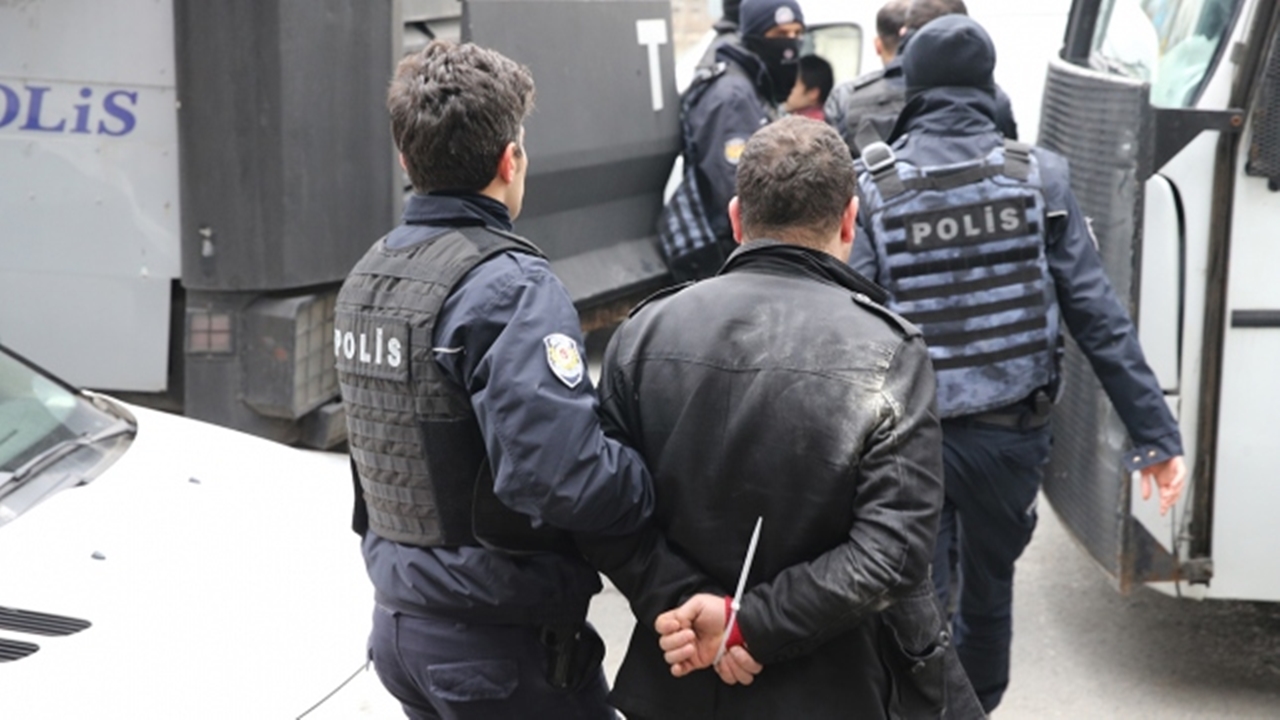 8 bin 300 uyuşturucu hapın ele geçirildiği operasyonda 2 kişi tutuklandı