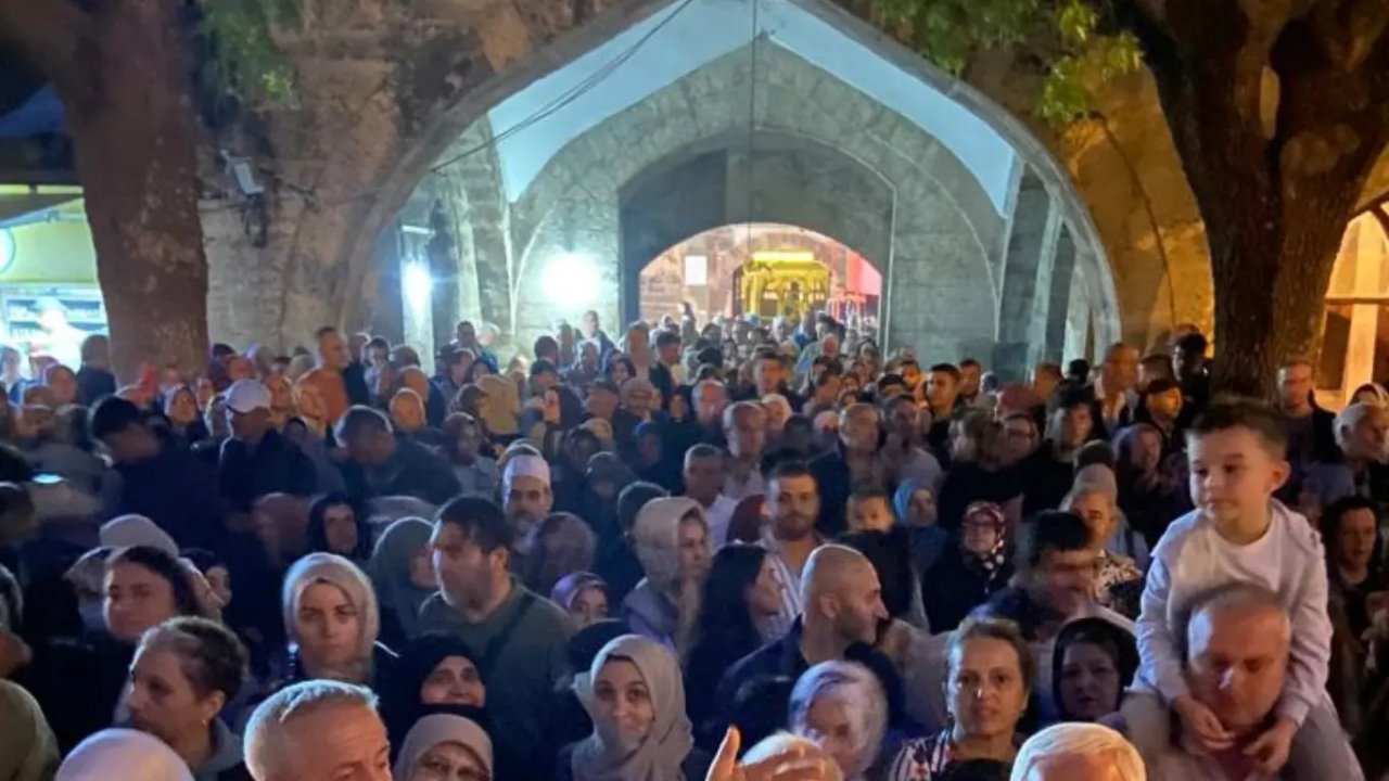85 kişilik umre kafilesi dualarla yolcu edildi