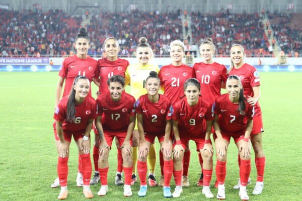 A Milli Kadın Futbol Takımı Yükselmeyi Garantiledi