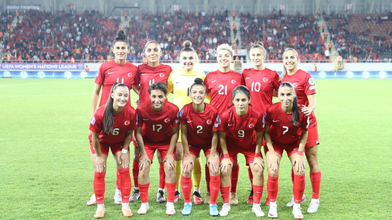 a milli kadın futbol takımı yükselmeyi garantiledi