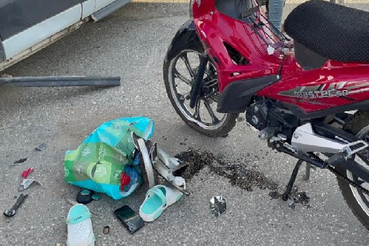 adıyamanda minibüs ile motosiklet çarpıştı 2 yaralı