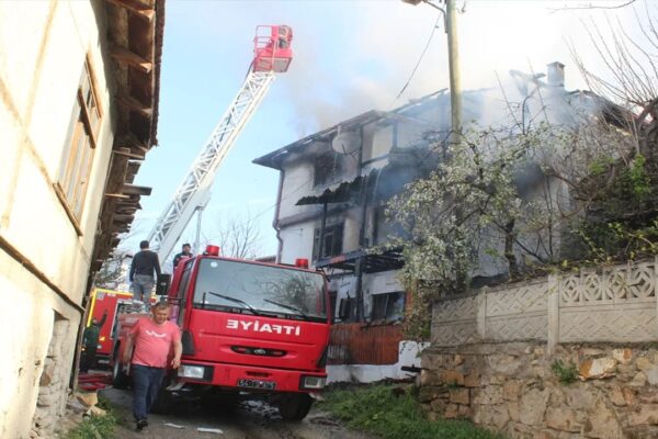Ahşap Ev Yangın Sonucunda Kullanılmaz Duruma Geldi